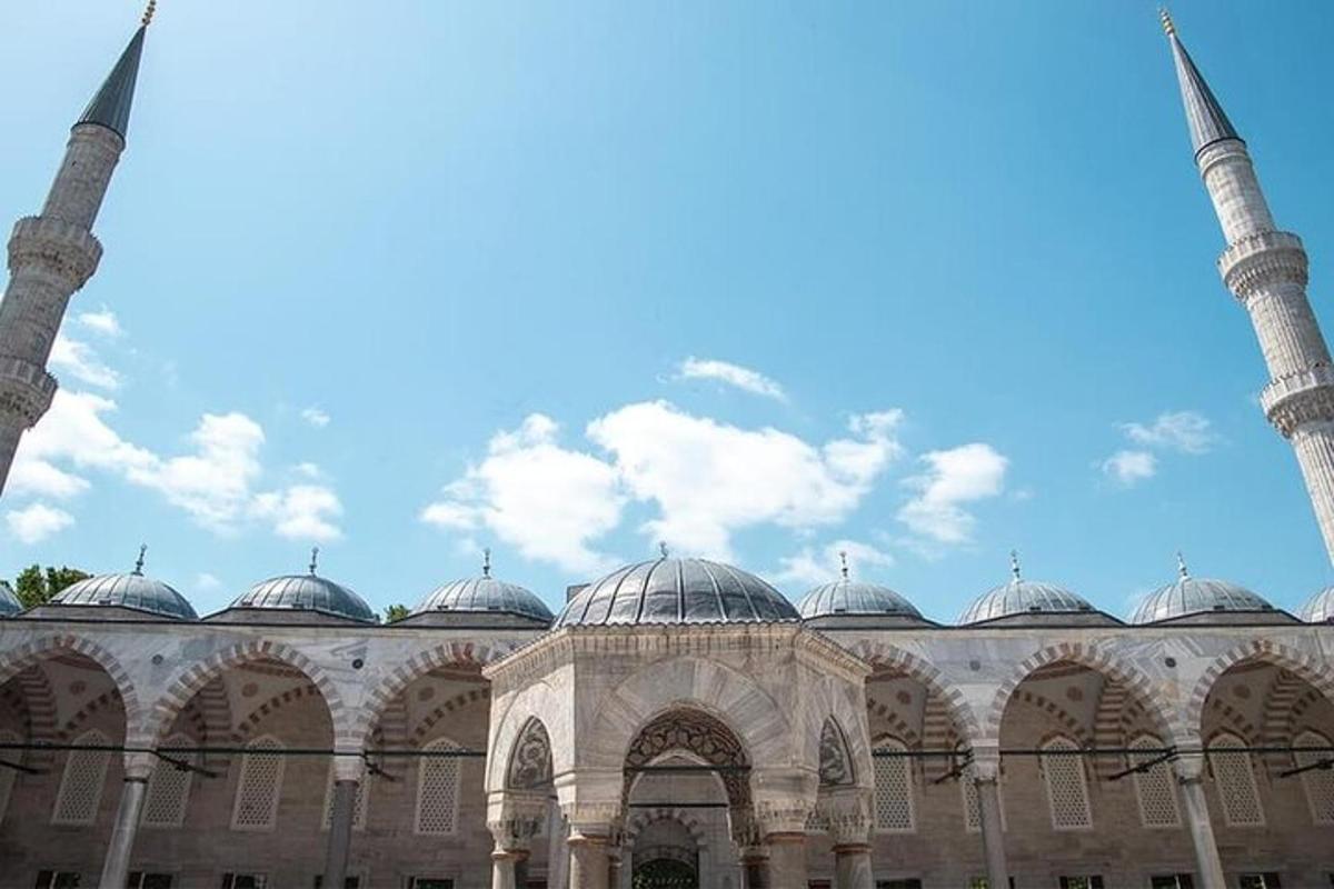 Un gran edificio con cúpulas y una mezquita.