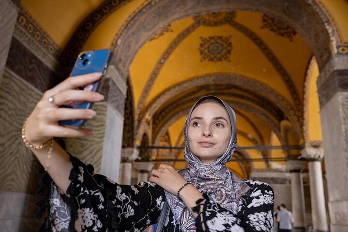 Una mujer tomando una foto de un edificio con su teléfono celular.