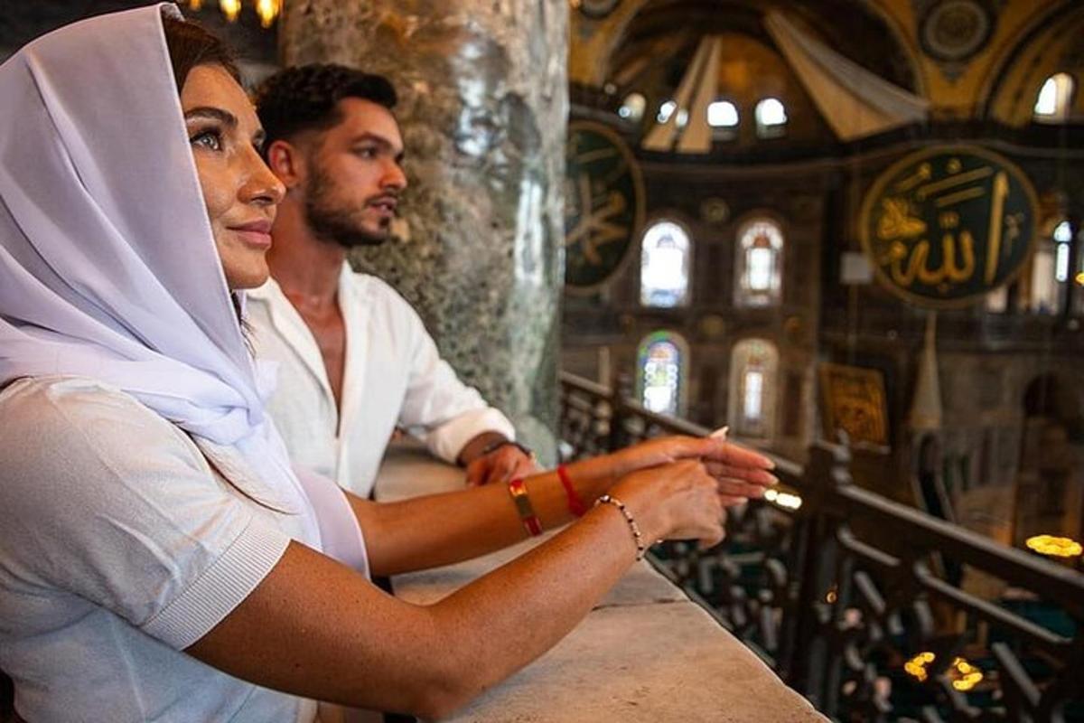 Un hombre y una mujer de pie en una iglesia