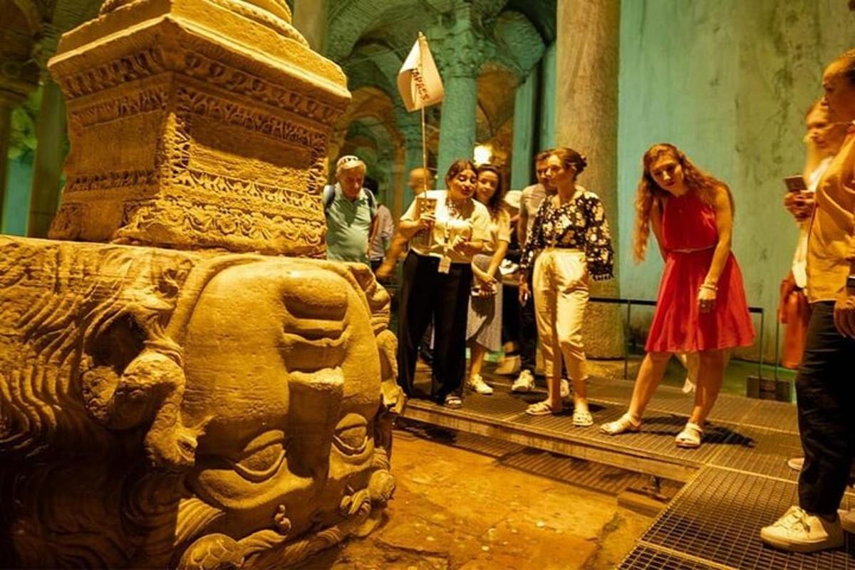 Un grupo de personas de pie alrededor de una estatua en un museo.
