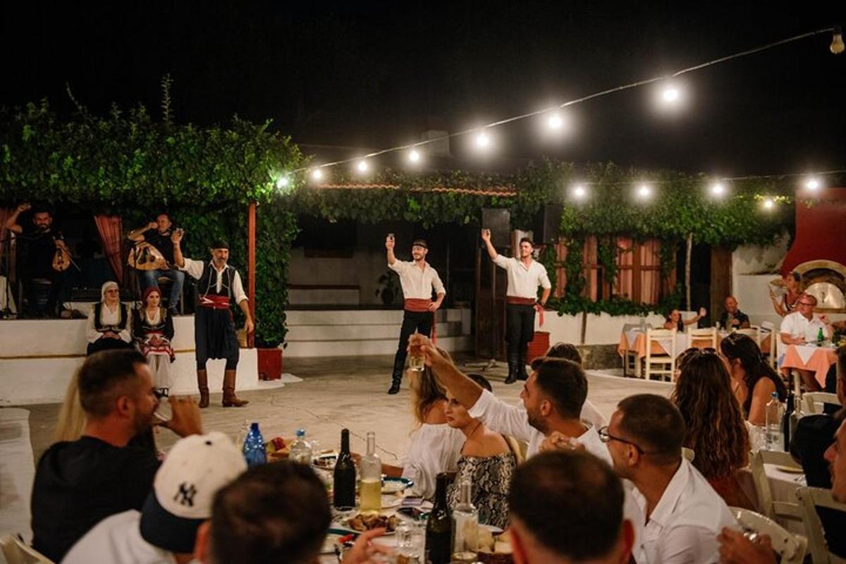 un grup de oameni care privesc doi bărbați care cântă pe o scenă