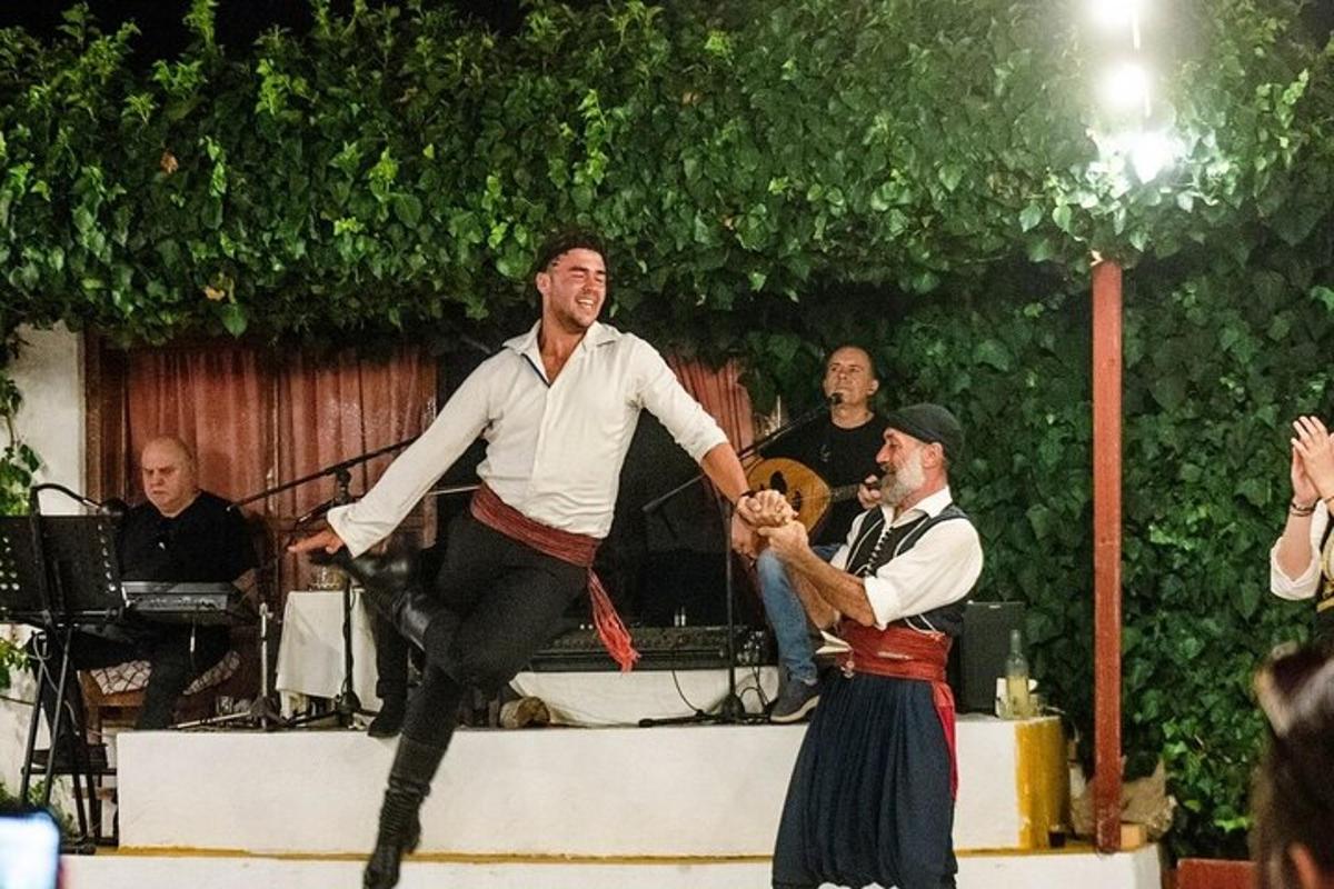 un uomo sta ballando davanti a una folla