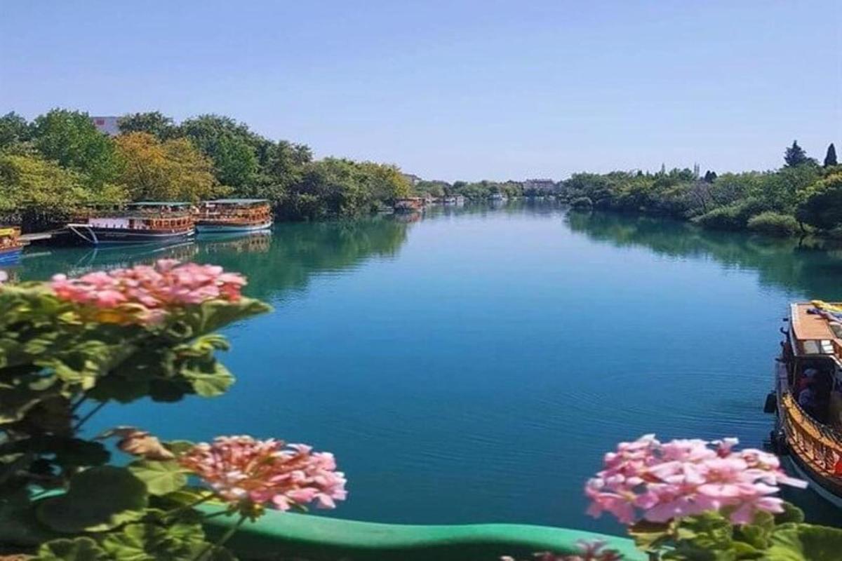 una vista di un fiume con barche su di esso