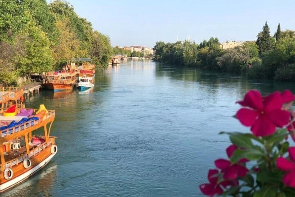 due barche sono attraccate su un fiume con dei fiori