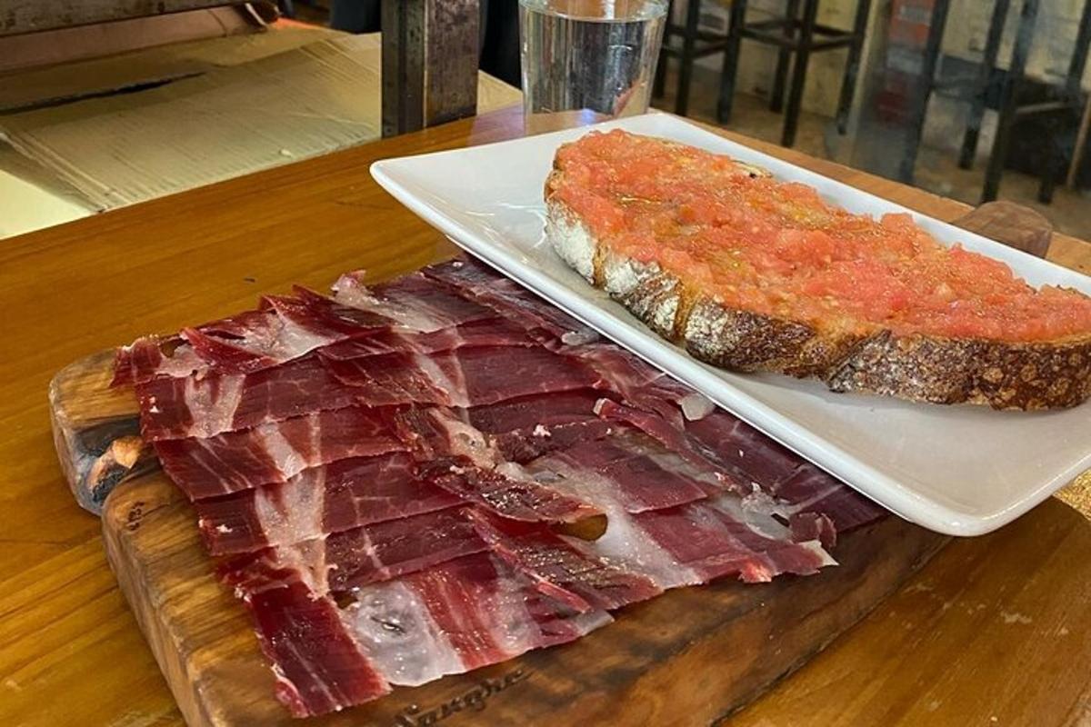 dues llesques de carn en un plat sobre una taula