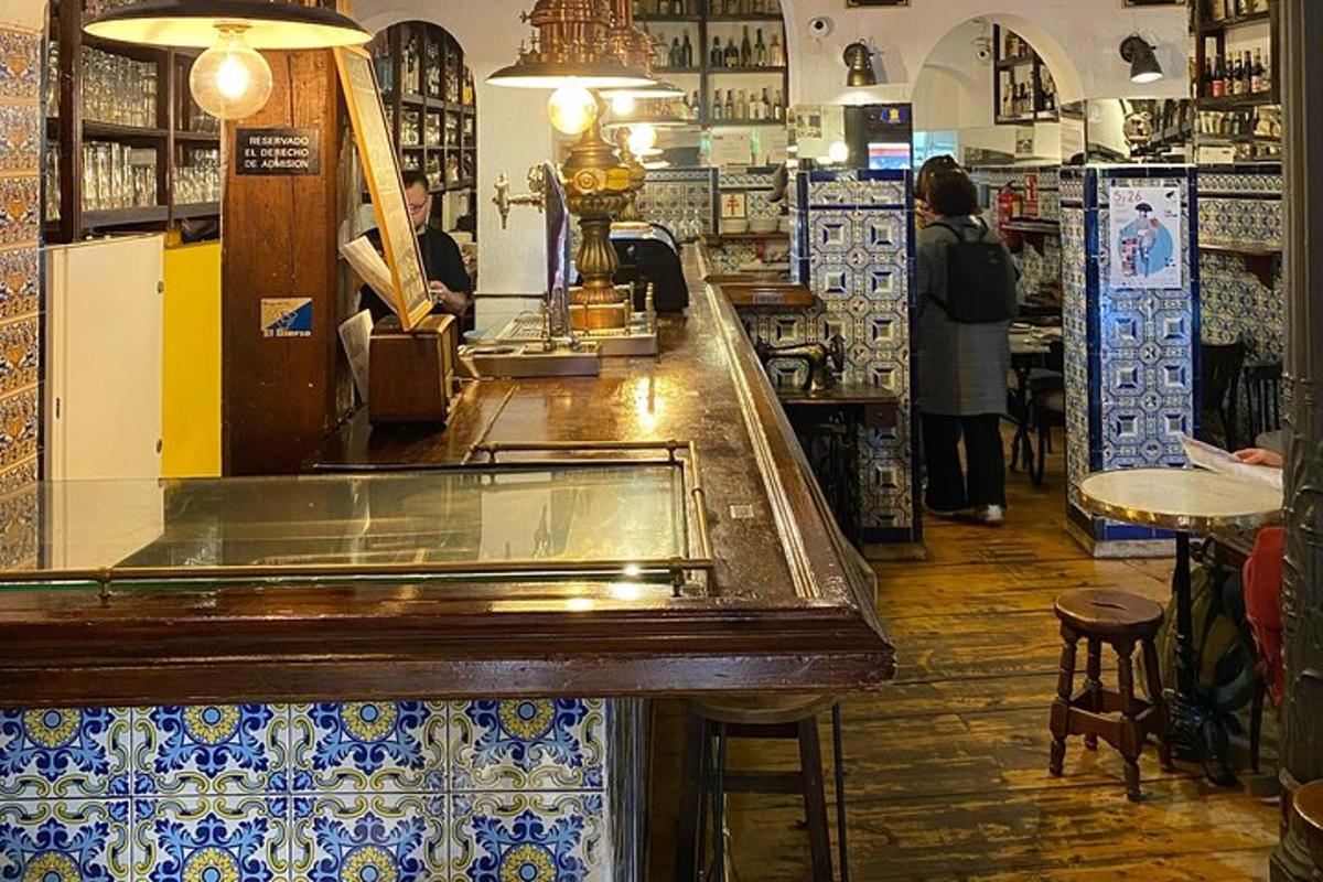 テーブルに座っている人々がいる店内のバー