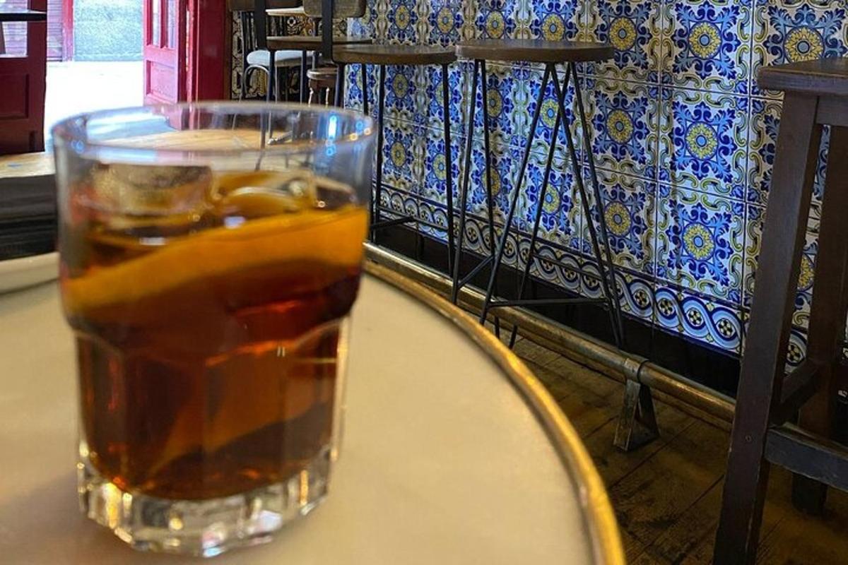 壁の横のテーブルに置かれた飲み物のグラス