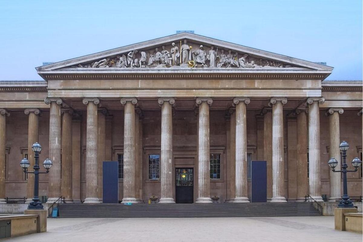 un grand bâtiment avec des colonnes et une grande entrée