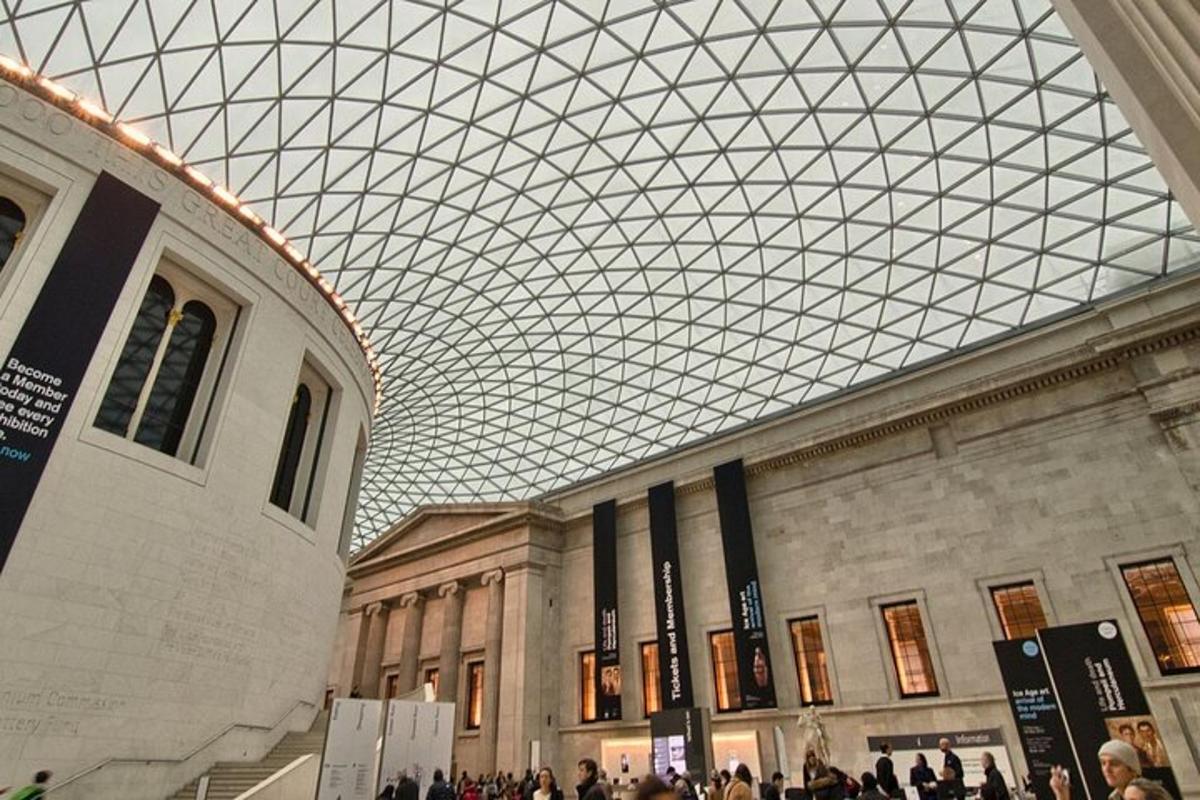 un grand bâtiment avec un plafond en forme de dôme de verre dans un musée