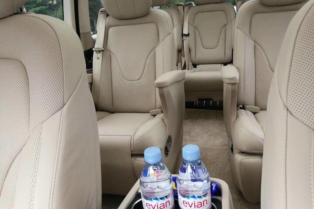 due bottiglie d'acqua sui sedili posteriori di un'auto