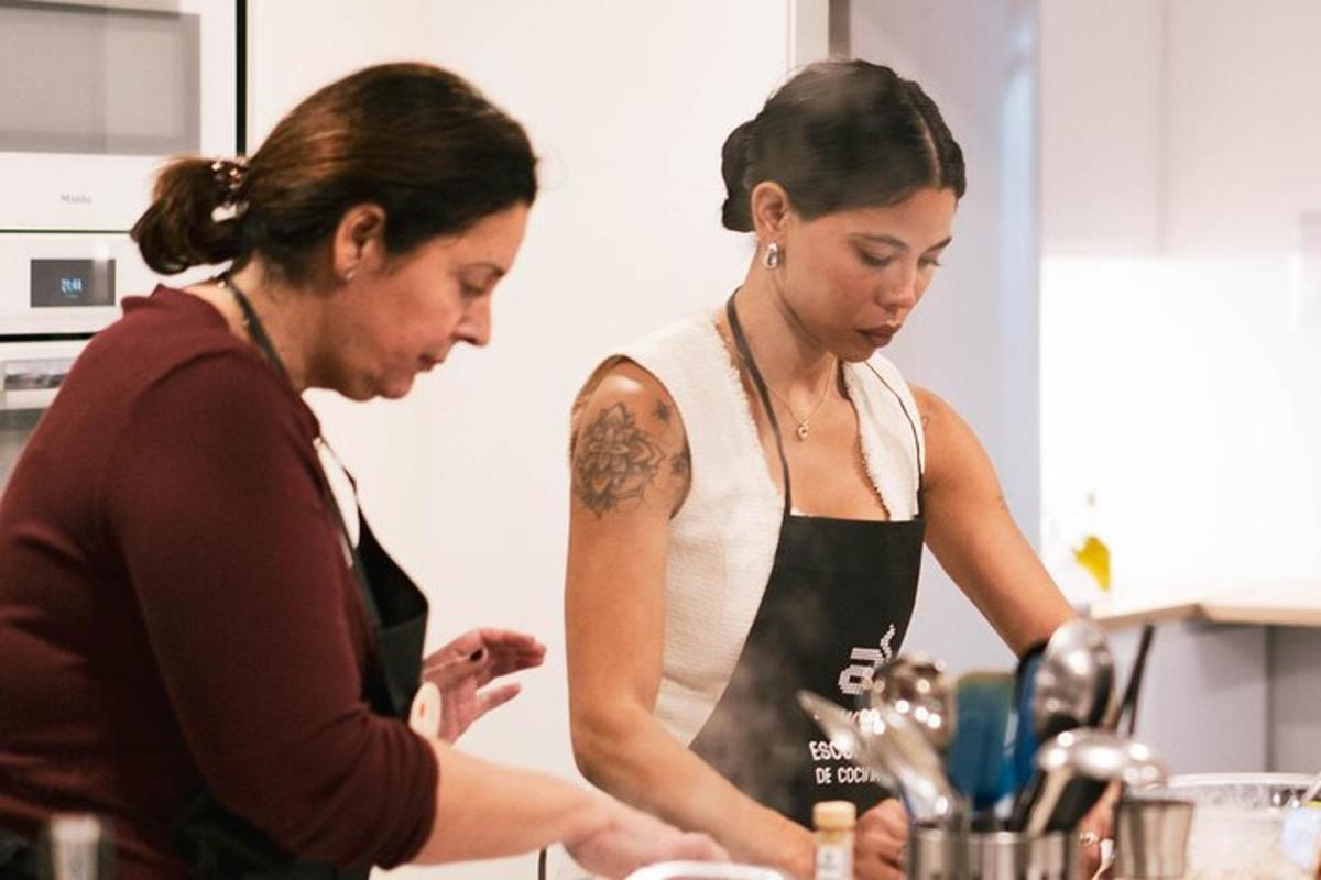 due donne in piedi in una cucina che preparano il cibo
