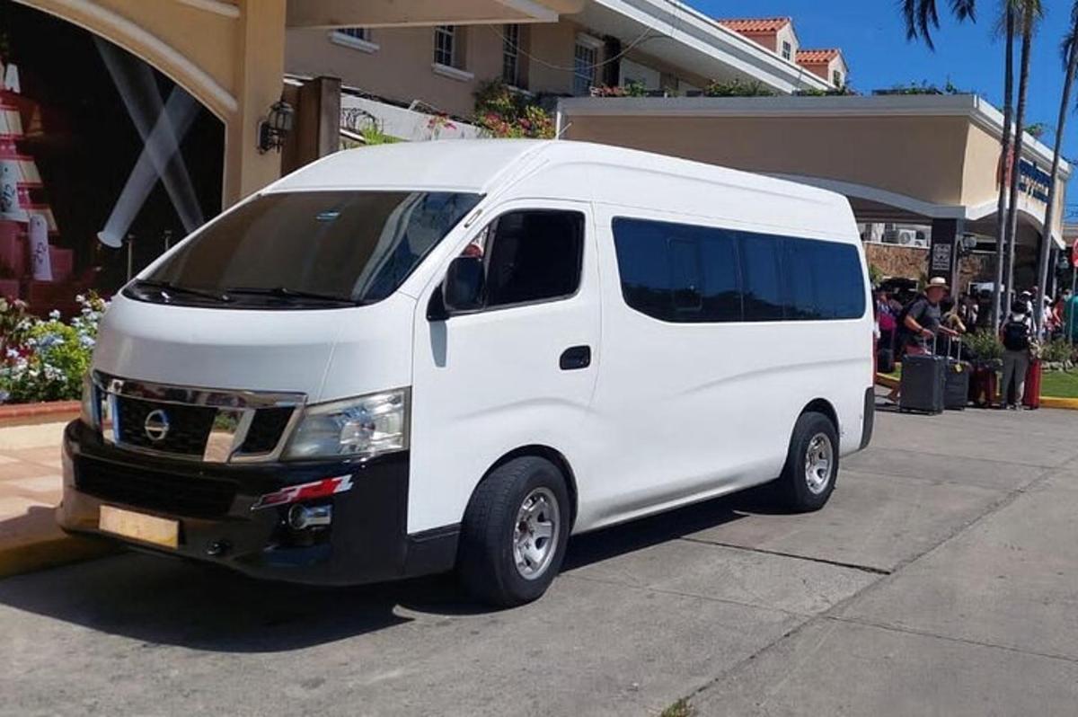 un furgone bianco parcheggiato davanti a un edificio