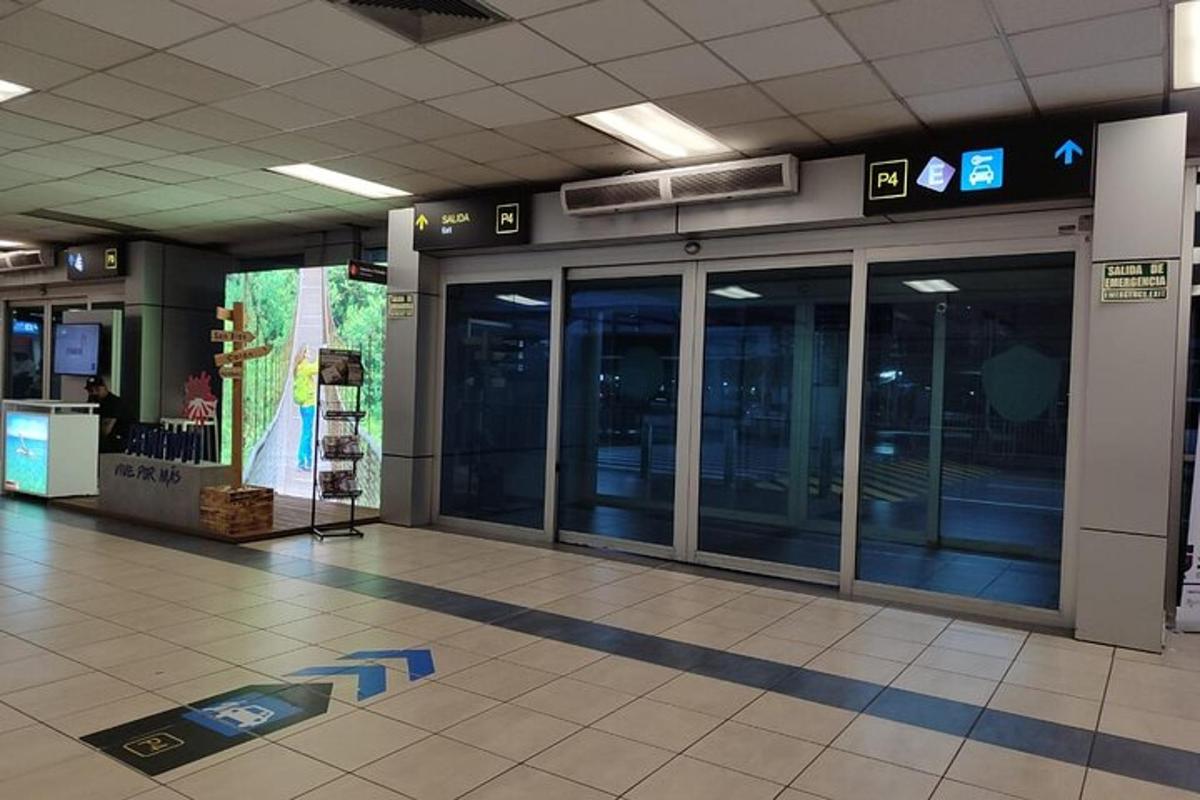 una hall vuota di un aeroporto con una porta a vetri
