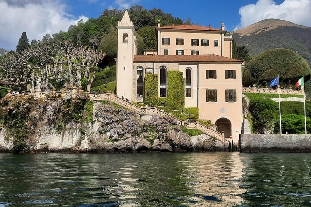 et stort hus på en klippe ved vandet