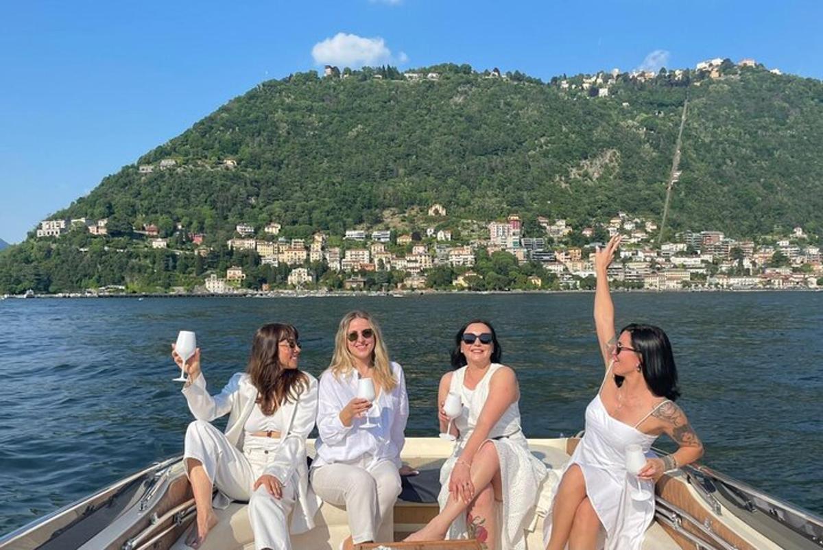 quattro donne vestite di bianco su una barca in acqua