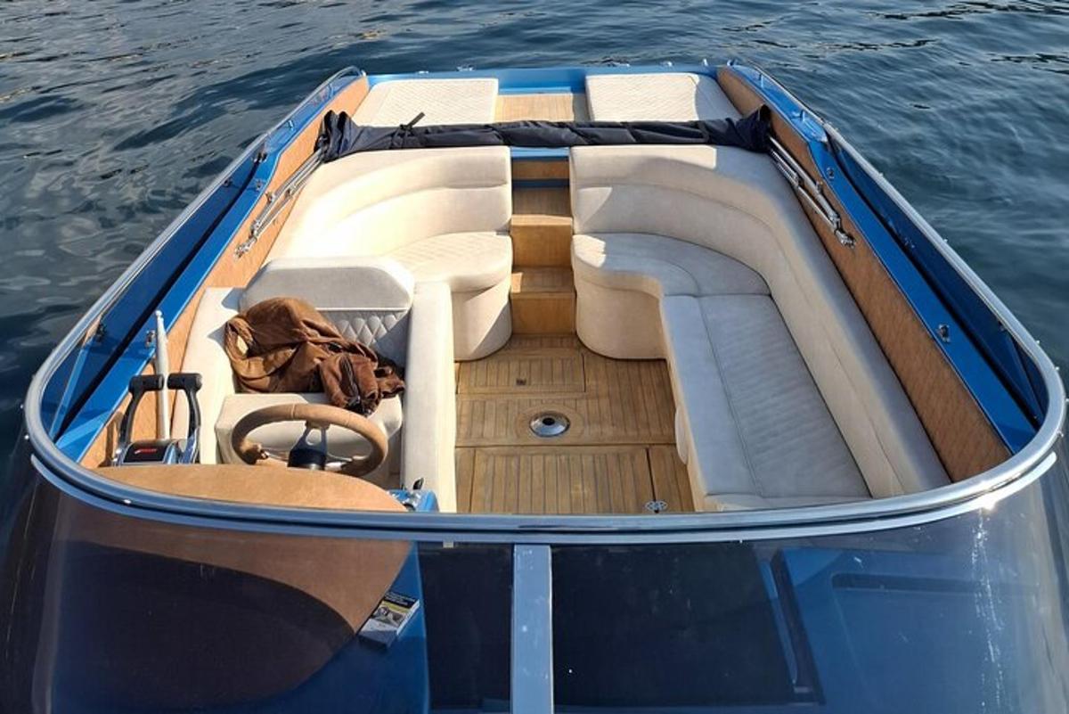 ein blau-weißes Boot im Wasser