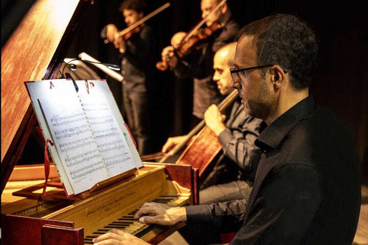um grupo de pessoas tocando música em um piano