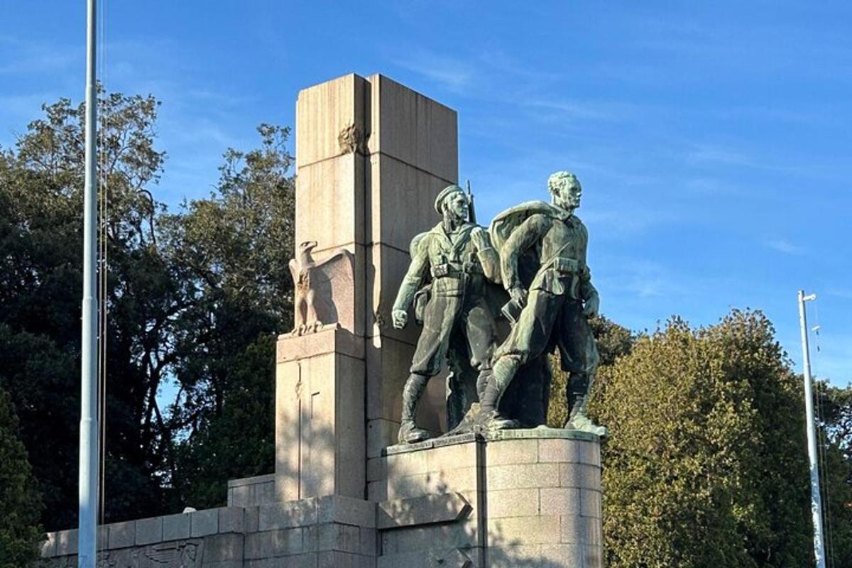 een standbeeld van twee mannen bovenop een monument