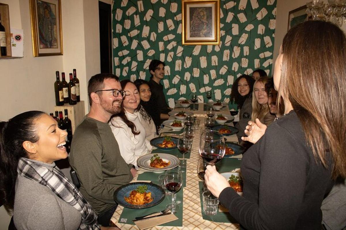 skupina lidí sedících kolem stolu v restauraci