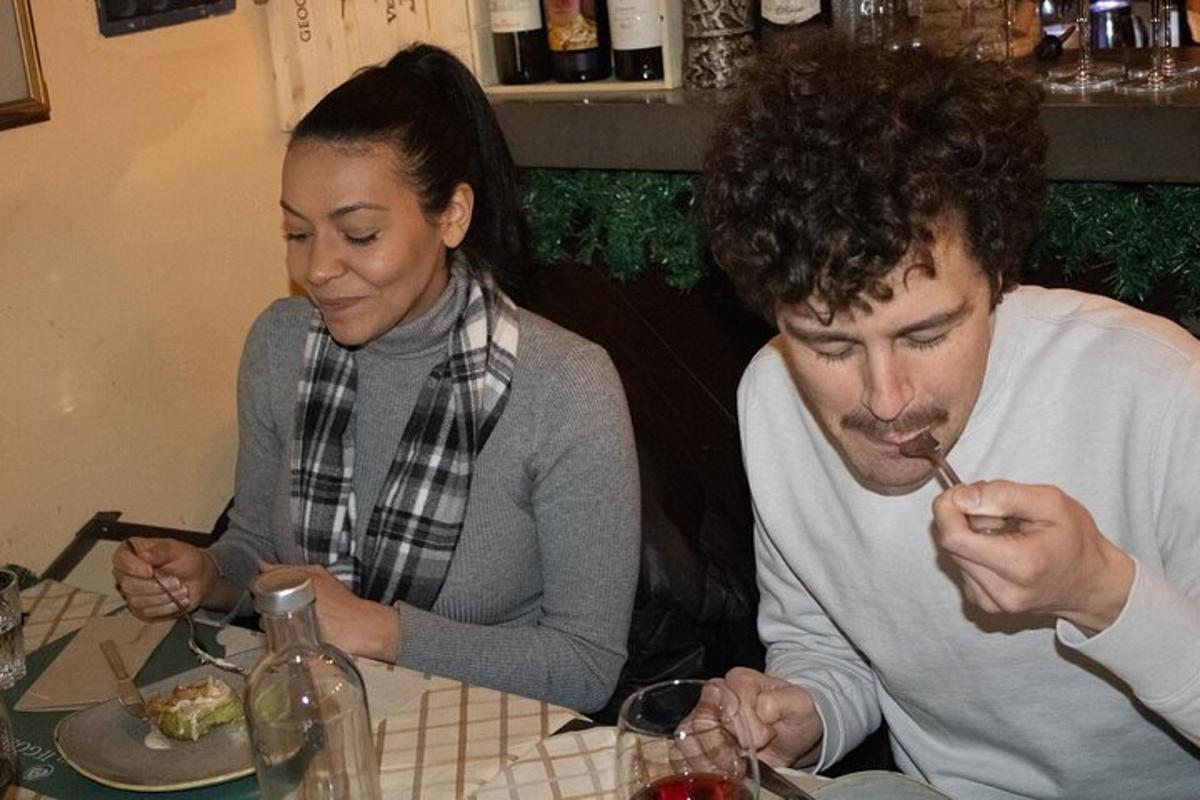 muž a žena sedí u stolu a jedí jídlo