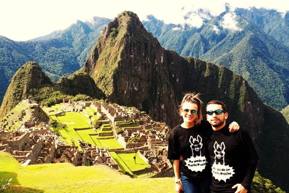 un uomo e una donna in piedi sulla cima di una montagna