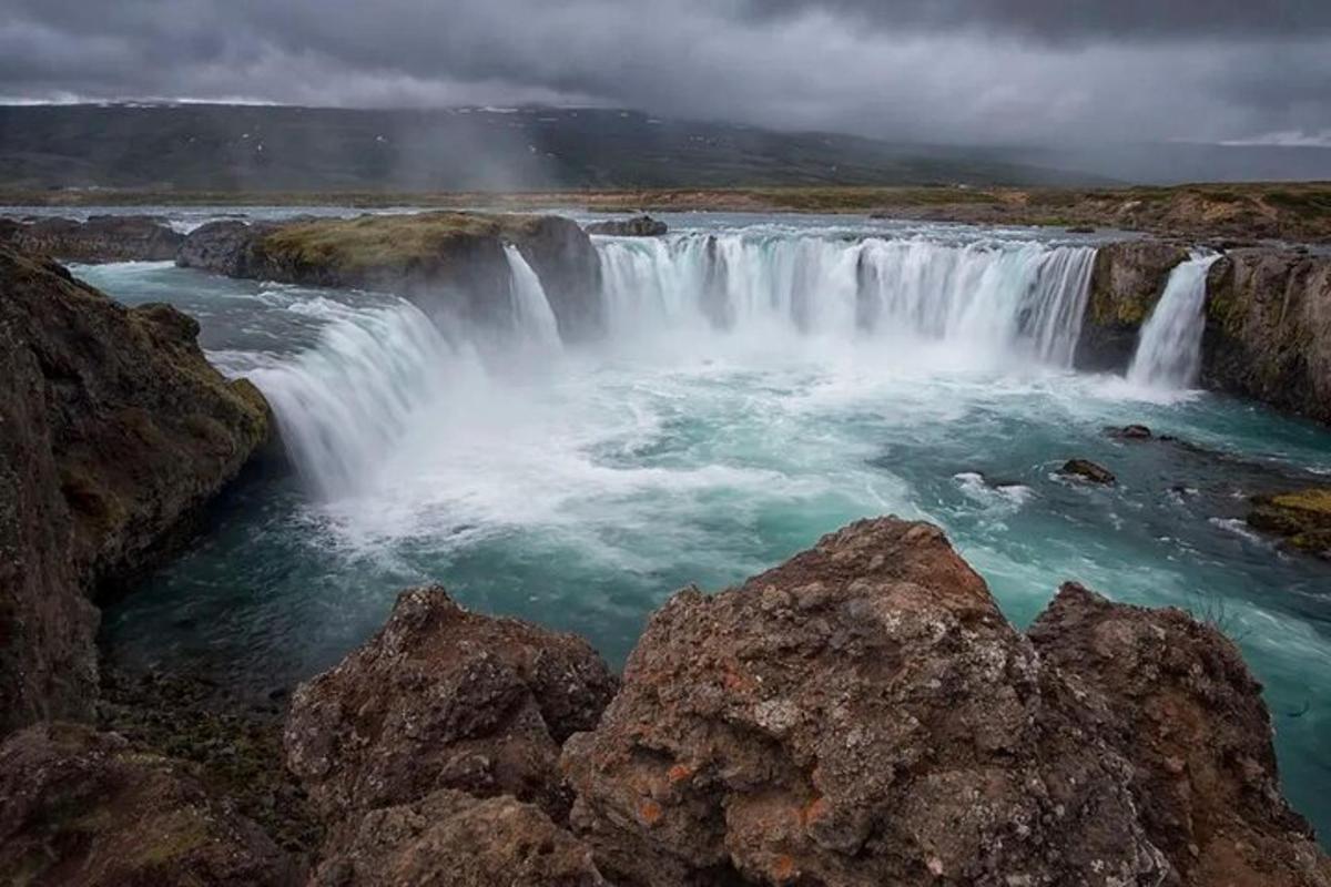 uma cachoeira no meio de um rio