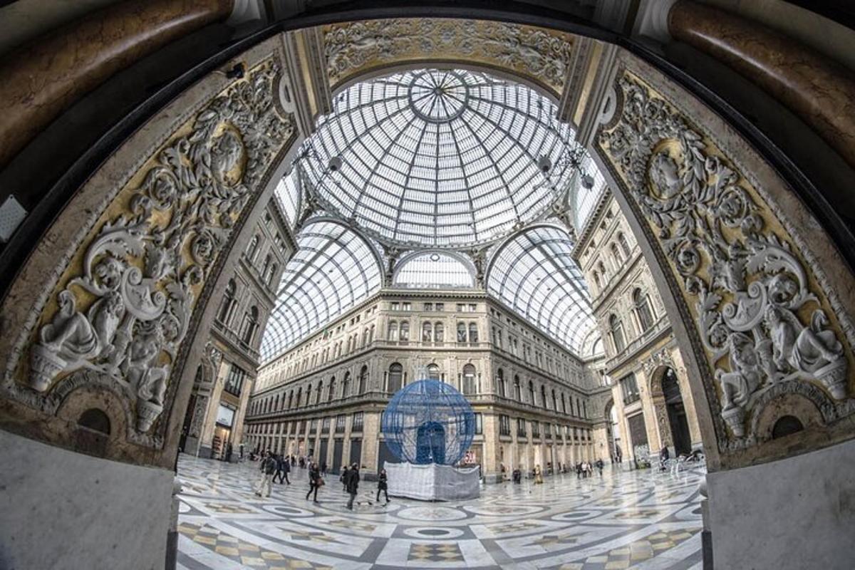 una vista di un grande edificio con un soffitto a cupola di vetro