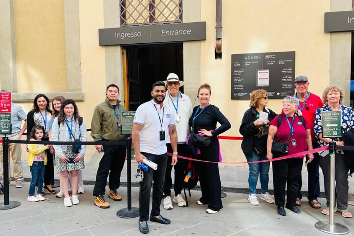 slavnostní přestřižení pásky před budovou