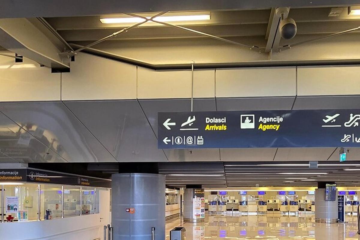 터미널 중앙에 표지판이 있는 공항