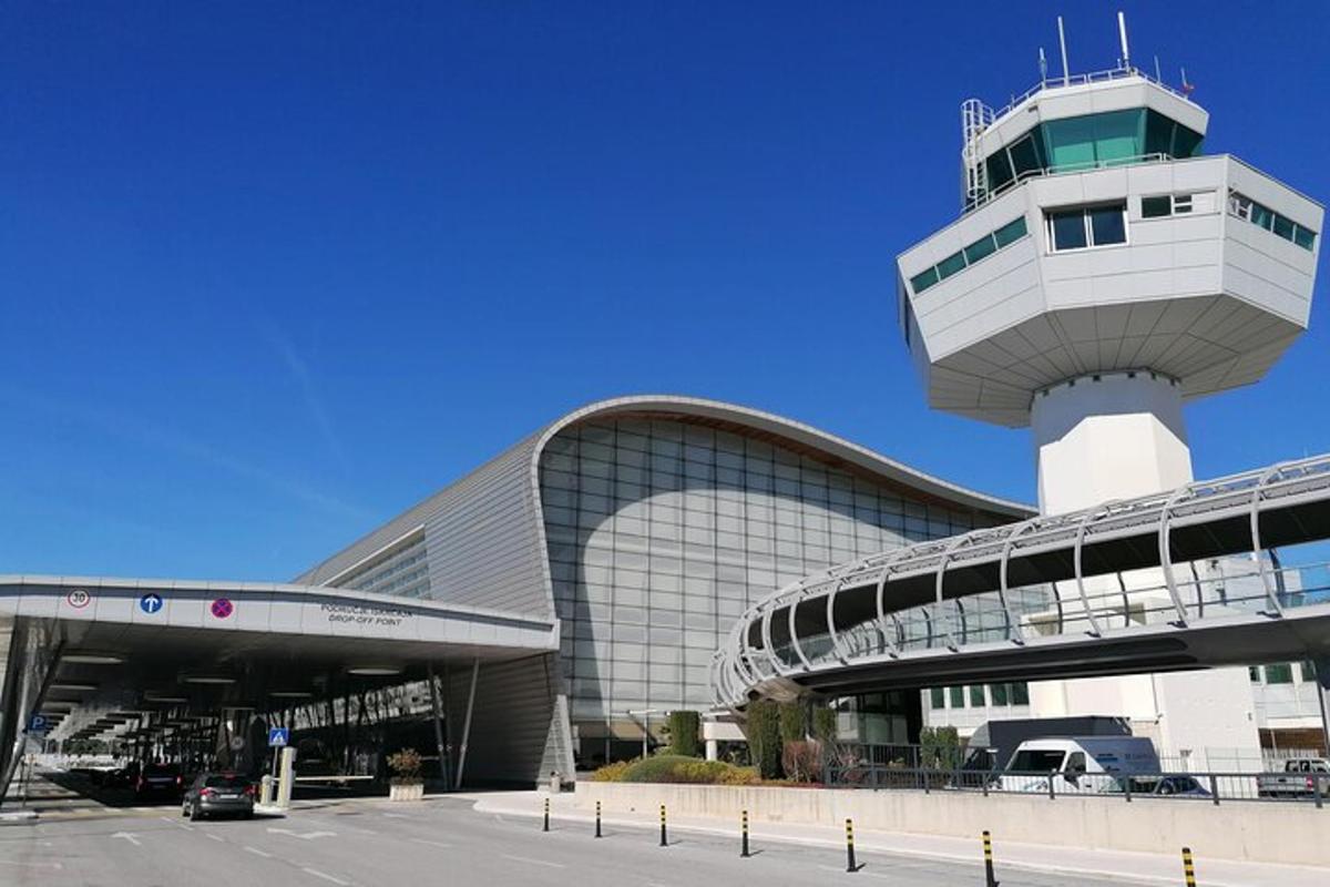 꼭대기에 관제탑이 있는 공항