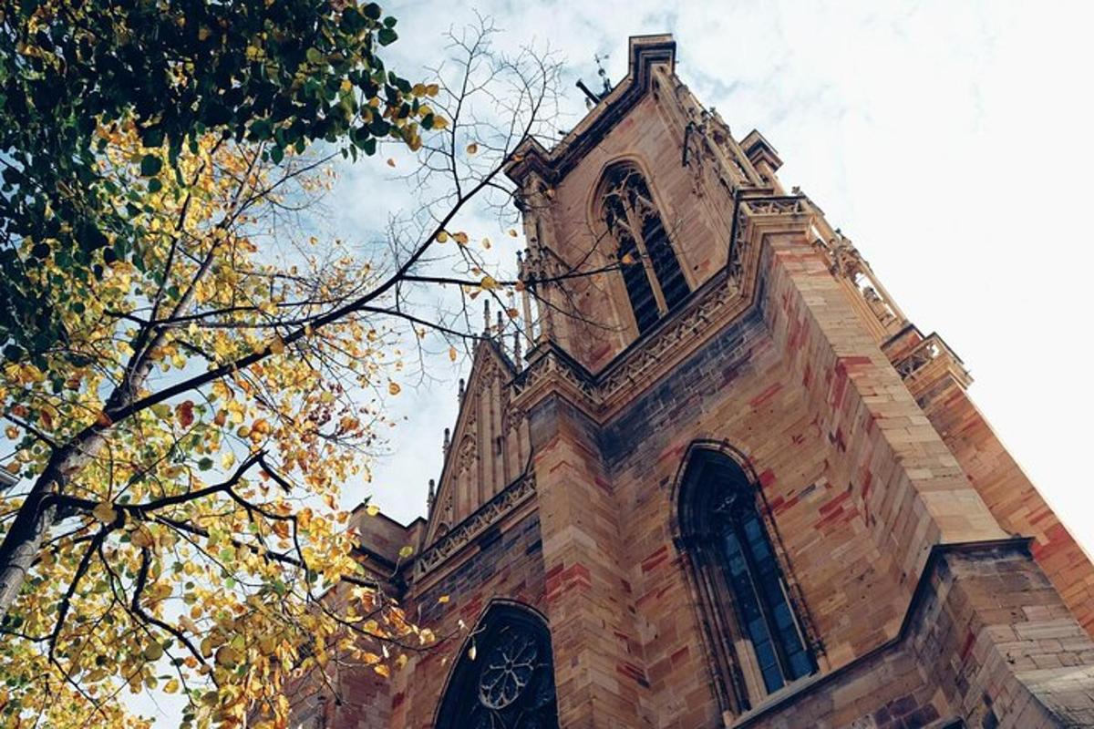 budova s věží a hodinami