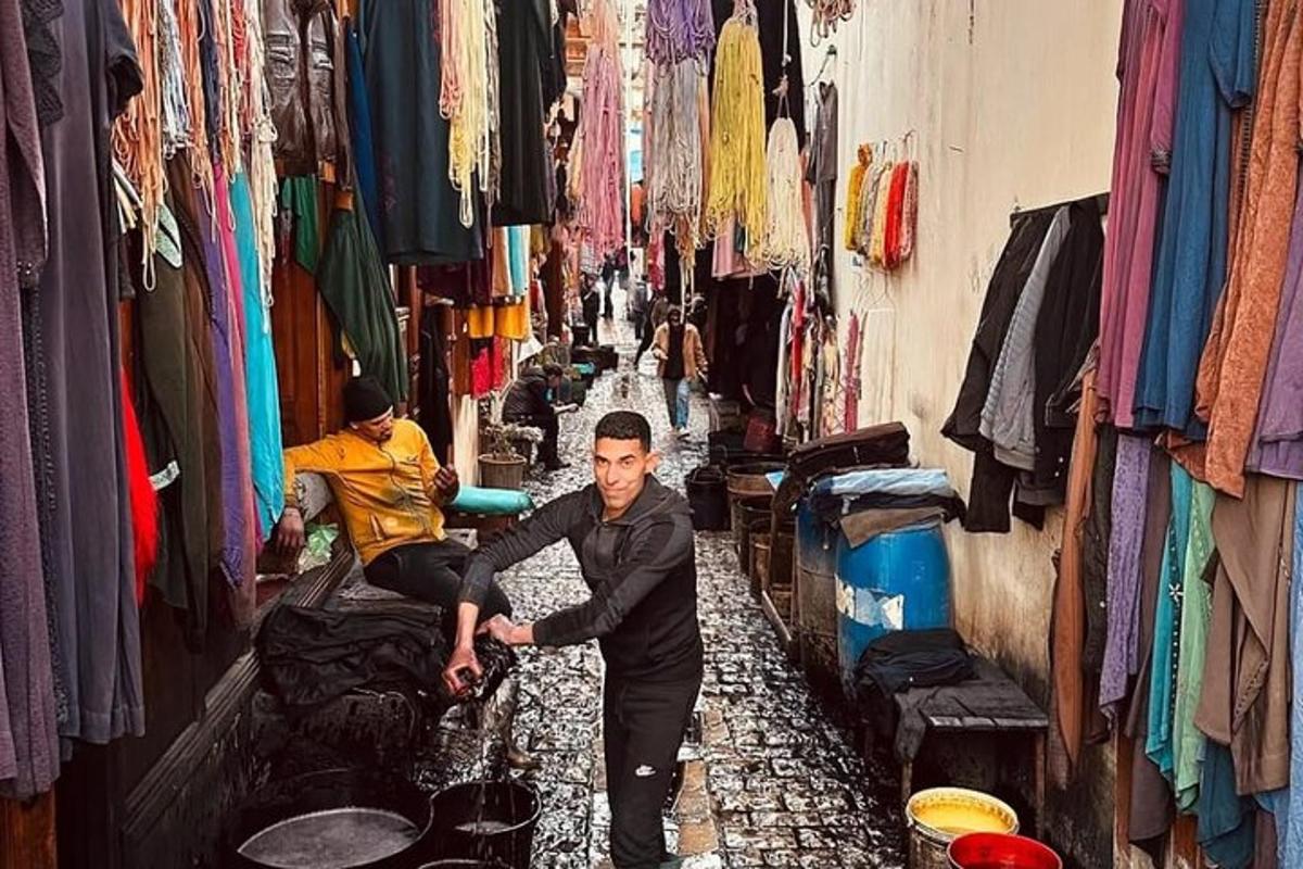 een man loopt door een winkel op een markt