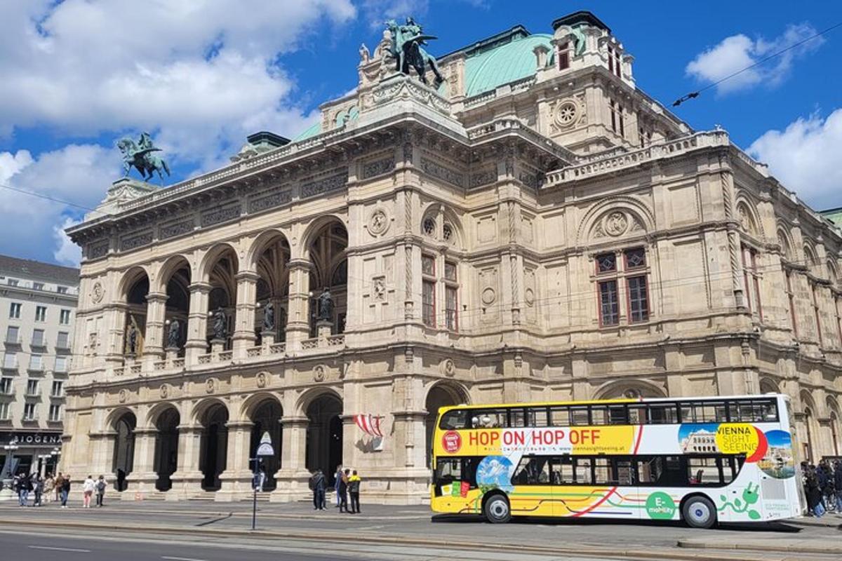 dvoupatrový autobus zaparkovaný před budovou