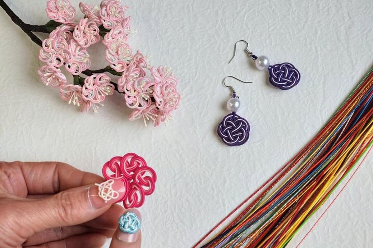 seseorang yang memegang sepasang anting-anting