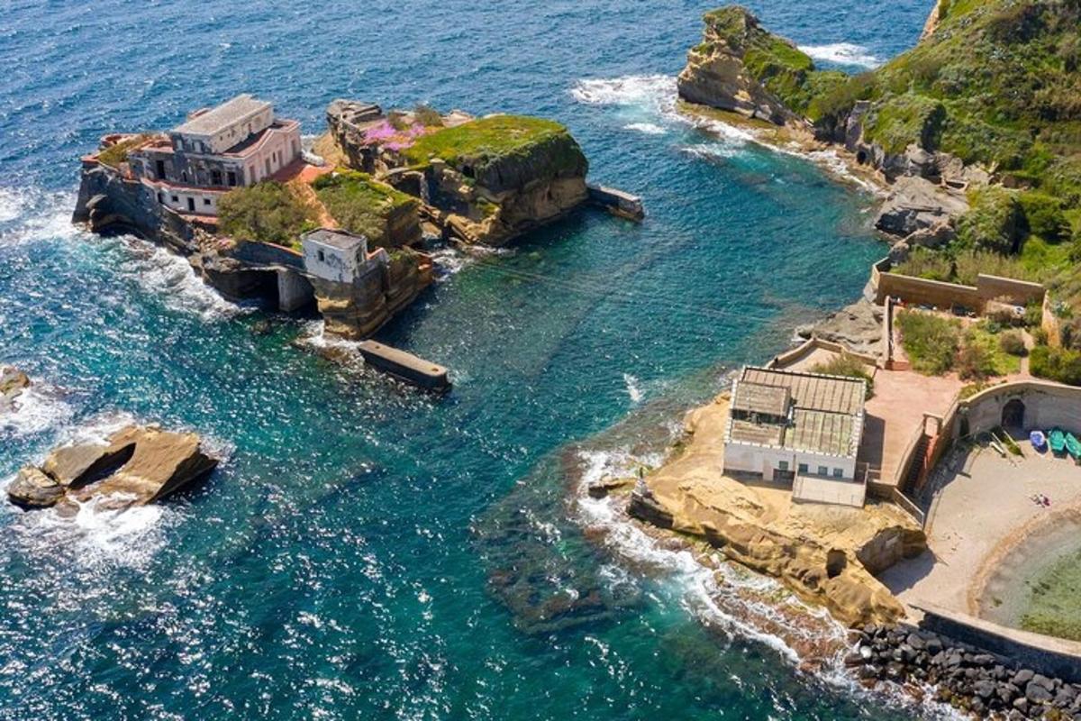 zračni pogled na letovišče ob oceanu