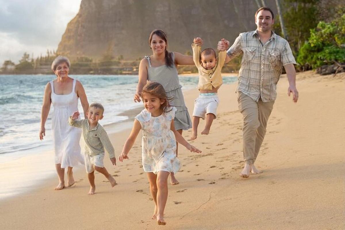 una famiglia sta correndo sulla spiaggia