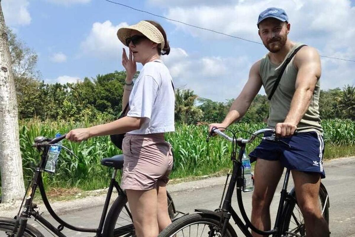 muž a žena jedoucí na kolech po silnici