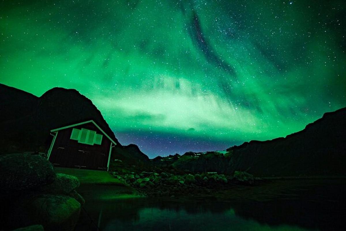 koča pod zvezdami in auroro borealis
