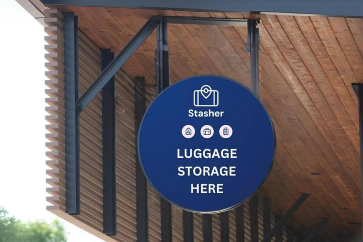 un cartello appeso al lato di un edificio