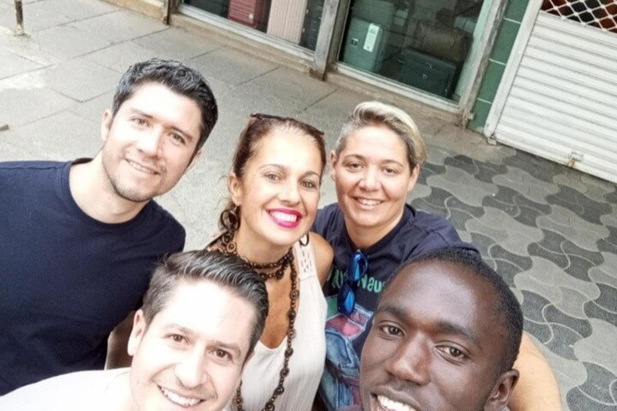 skupina lidí pózujících pro fotografii