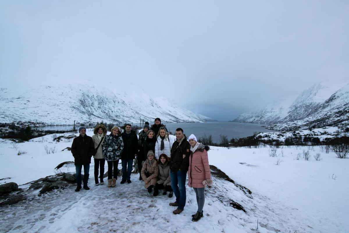 un grup de persones posant per a una foto a la neu