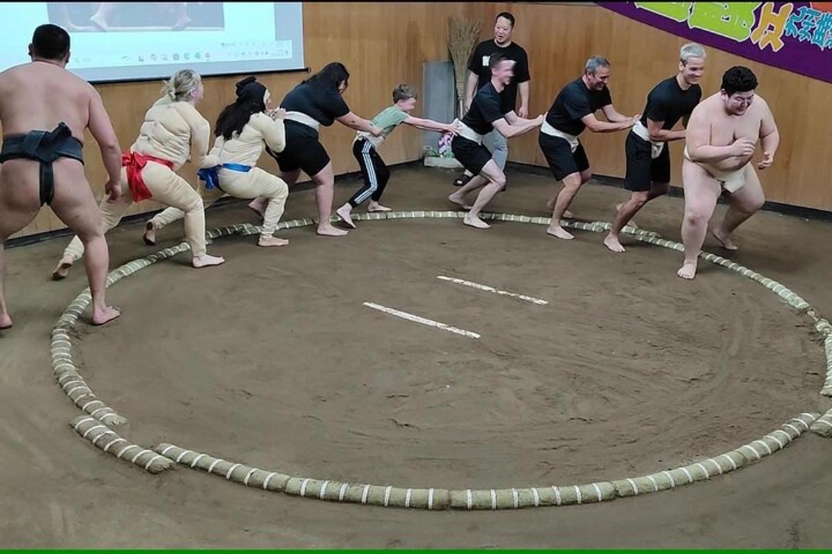 skupina lidí v zápasnickém ringu