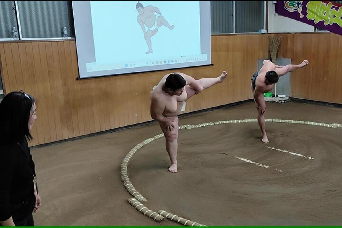 dva muži v zápasnickém ringu v tělocvičně