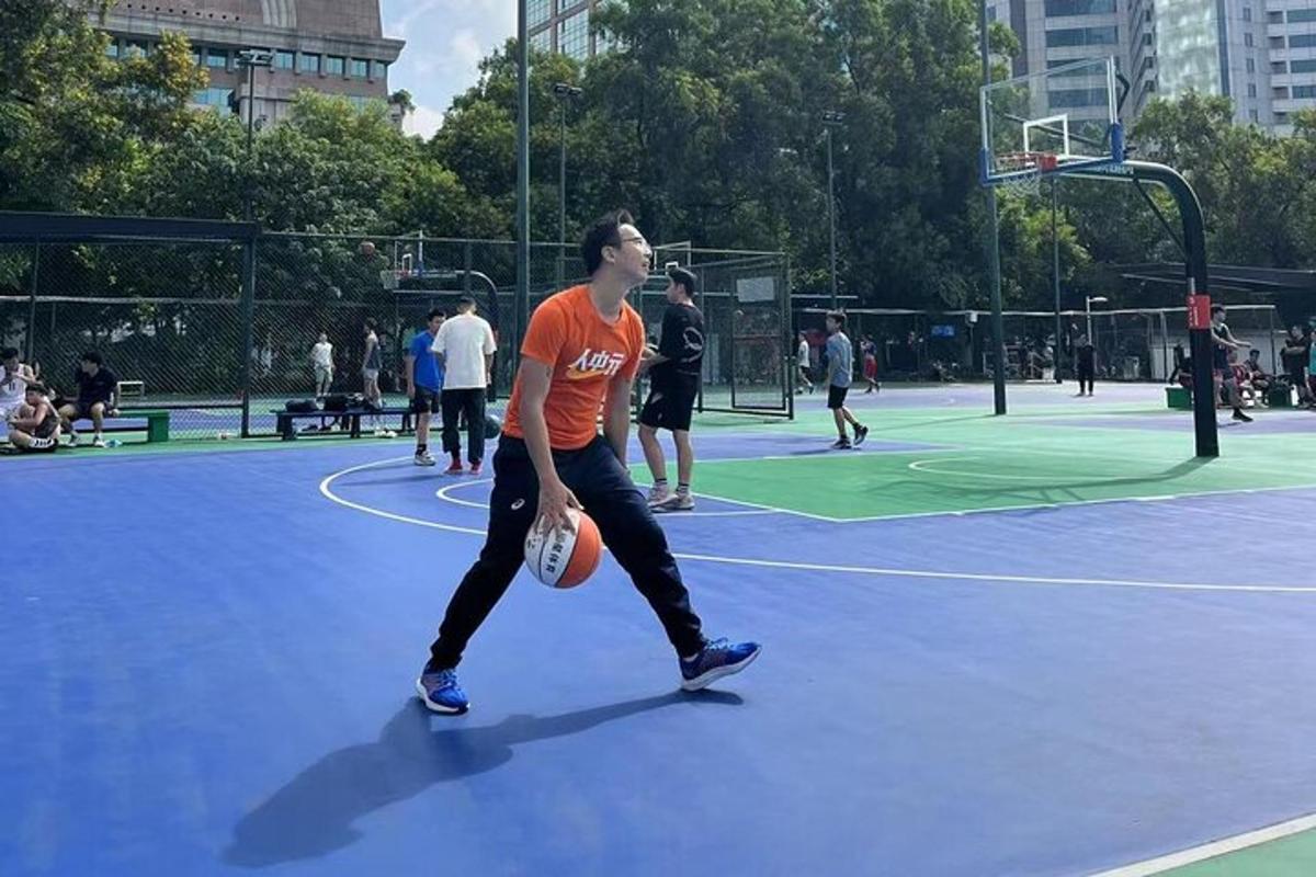 isang lalaking naglalaro ng basketball sa court