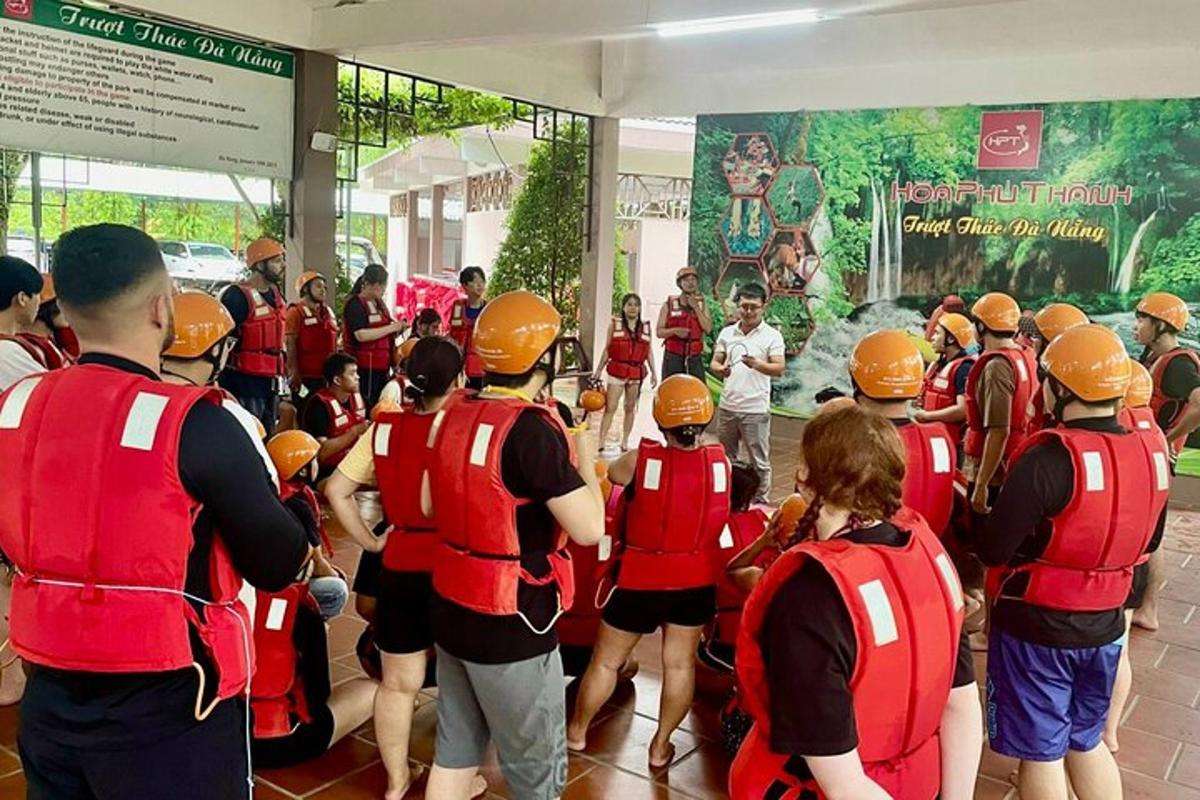 um grupo de pessoas usando capacetes de segurança em pé em uma sala