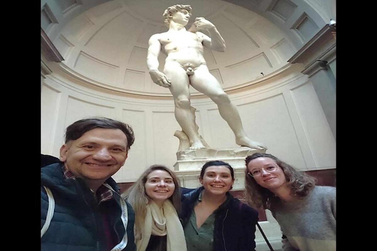 un gruppo di persone in piedi davanti a una statua