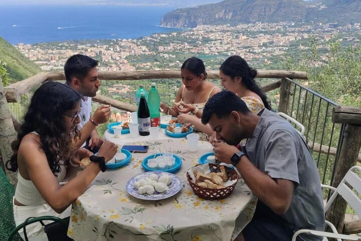 Un grupo de personas sentadas en una mesa comiendo comida