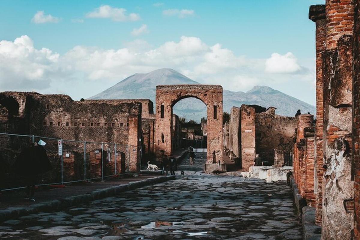ruinas antiguas de un edificio con una montaña al fondo