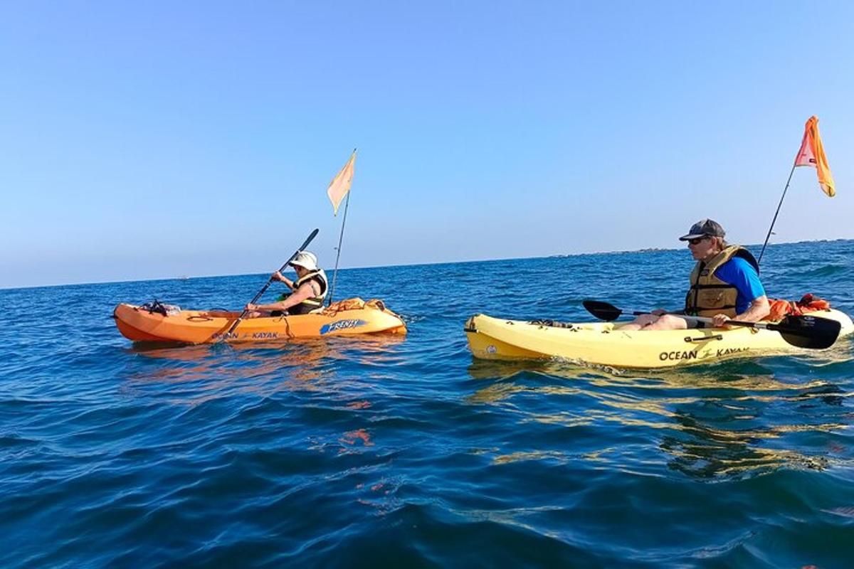 dua orang berada di dalam kayak di dalam air