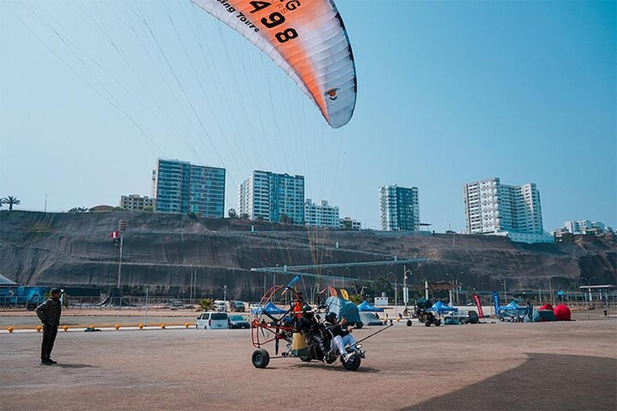 một người đàn ông đang thả diều bằng xe đẩy trẻ em